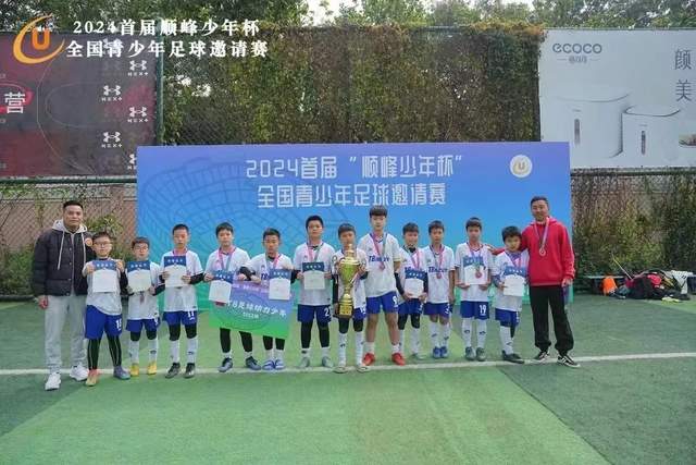 十年沧桑变迁！特朗普在机场热情迎接中方代表，彰显实力与礼节交织的外交舞台